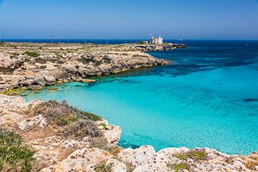 spiaggia di Cala Azzurra con ombrelloni